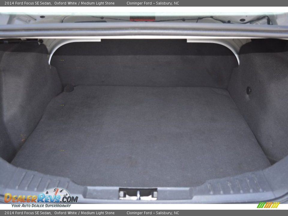2014 Ford Focus SE Sedan Oxford White / Medium Light Stone Photo #14