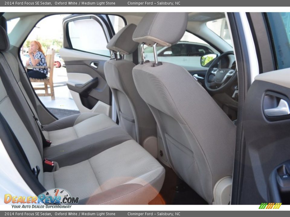 2014 Ford Focus SE Sedan Oxford White / Medium Light Stone Photo #15