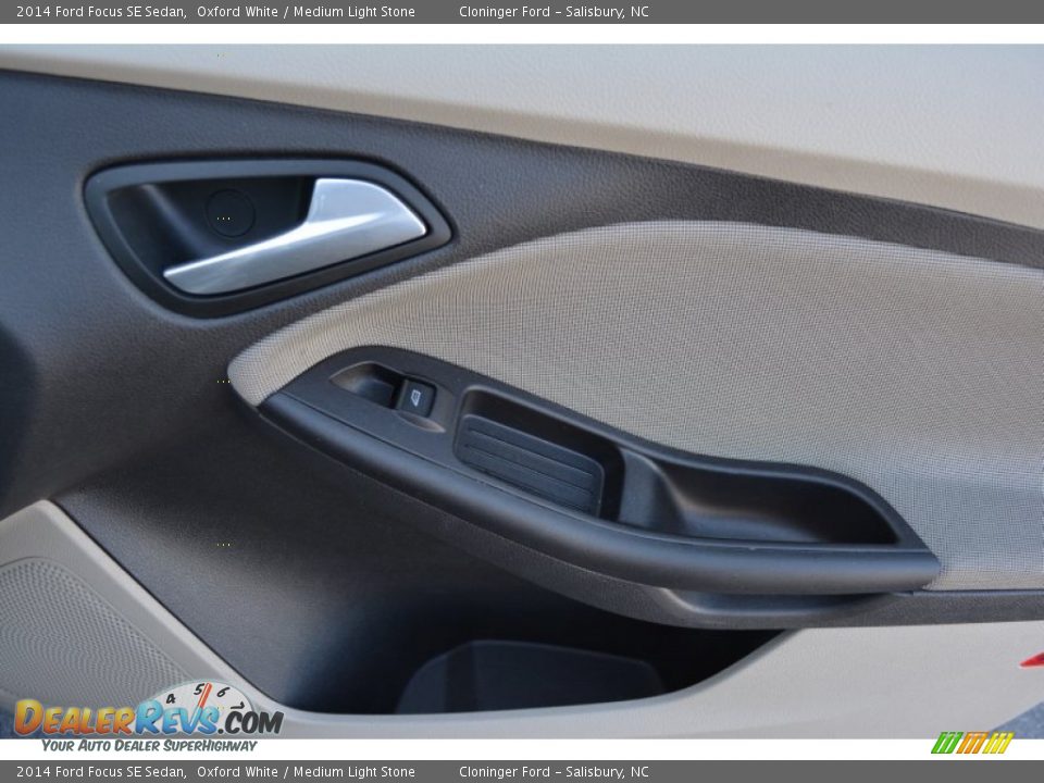 2014 Ford Focus SE Sedan Oxford White / Medium Light Stone Photo #16