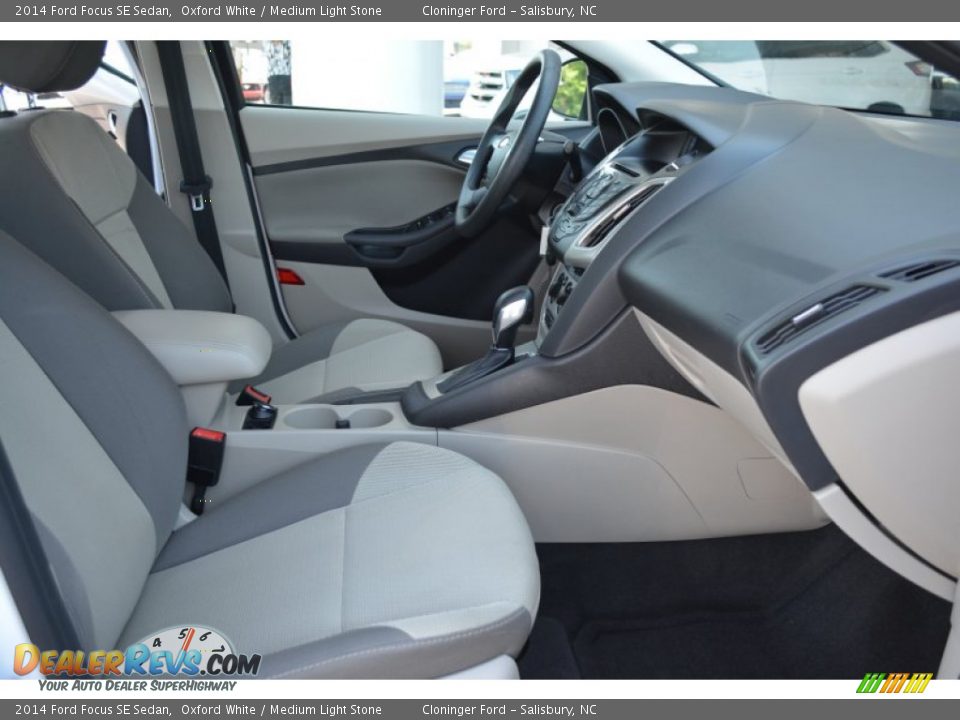 2014 Ford Focus SE Sedan Oxford White / Medium Light Stone Photo #17