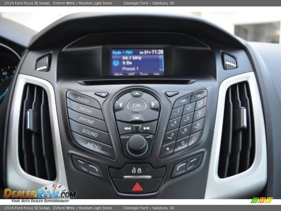 2014 Ford Focus SE Sedan Oxford White / Medium Light Stone Photo #18