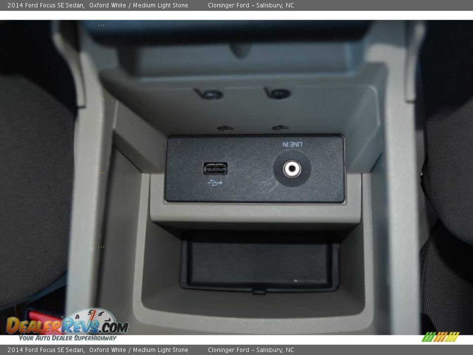 2014 Ford Focus SE Sedan Oxford White / Medium Light Stone Photo #19