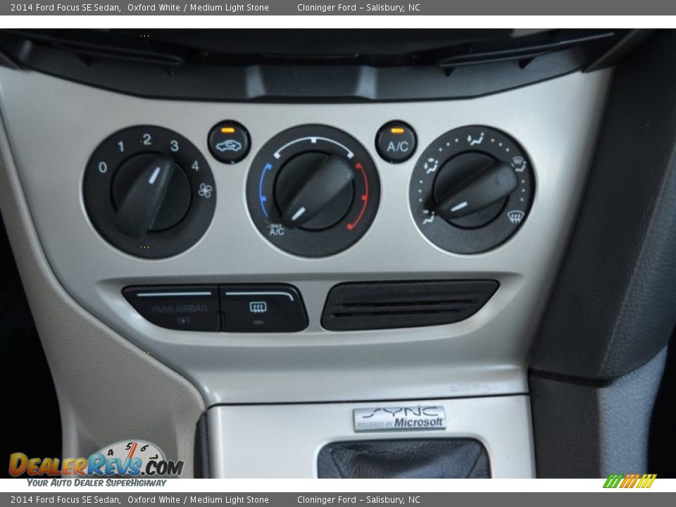 2014 Ford Focus SE Sedan Oxford White / Medium Light Stone Photo #20