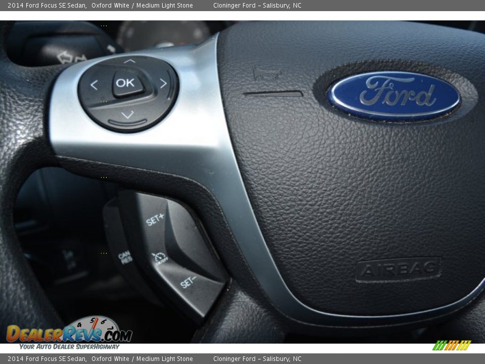 2014 Ford Focus SE Sedan Oxford White / Medium Light Stone Photo #21