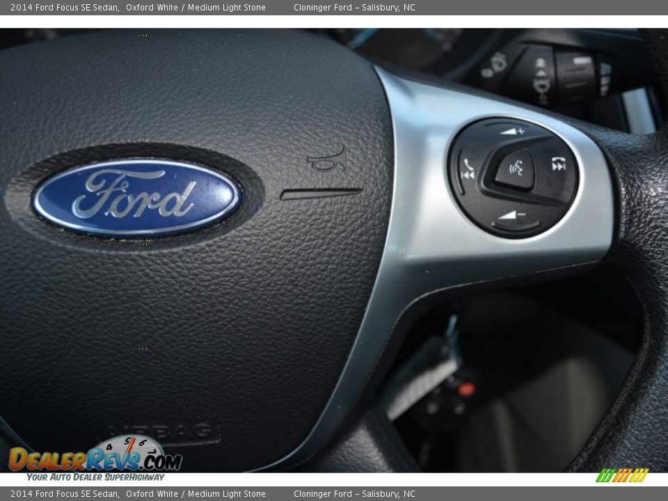 2014 Ford Focus SE Sedan Oxford White / Medium Light Stone Photo #22