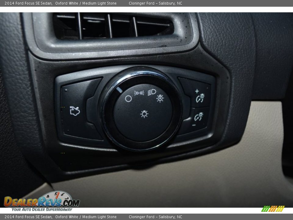 2014 Ford Focus SE Sedan Oxford White / Medium Light Stone Photo #24