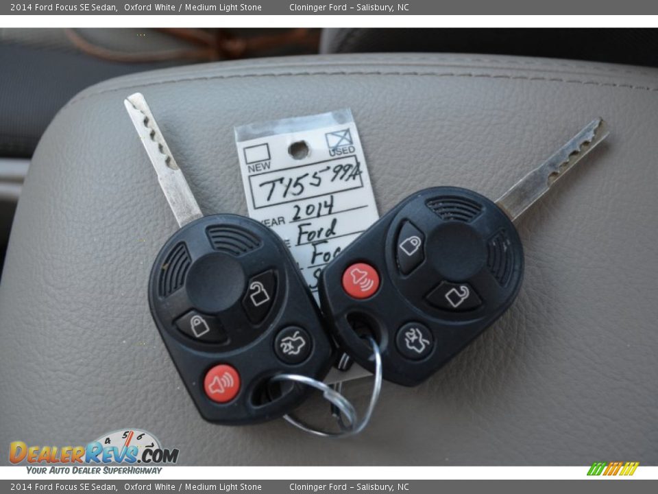 2014 Ford Focus SE Sedan Oxford White / Medium Light Stone Photo #25