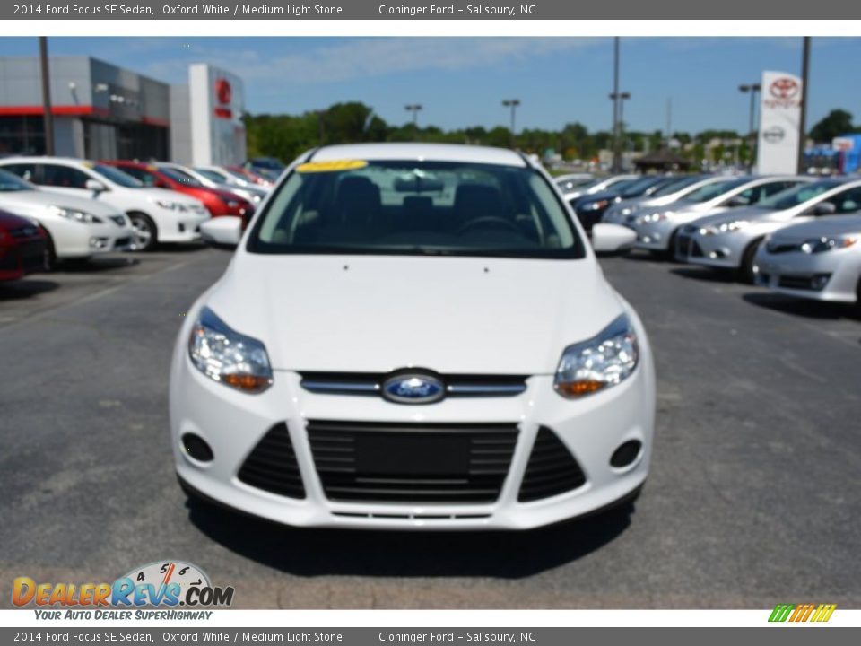 2014 Ford Focus SE Sedan Oxford White / Medium Light Stone Photo #26