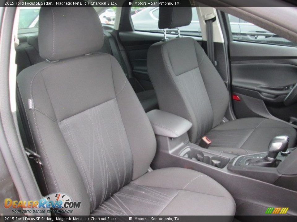 2015 Ford Focus SE Sedan Magnetic Metallic / Charcoal Black Photo #11