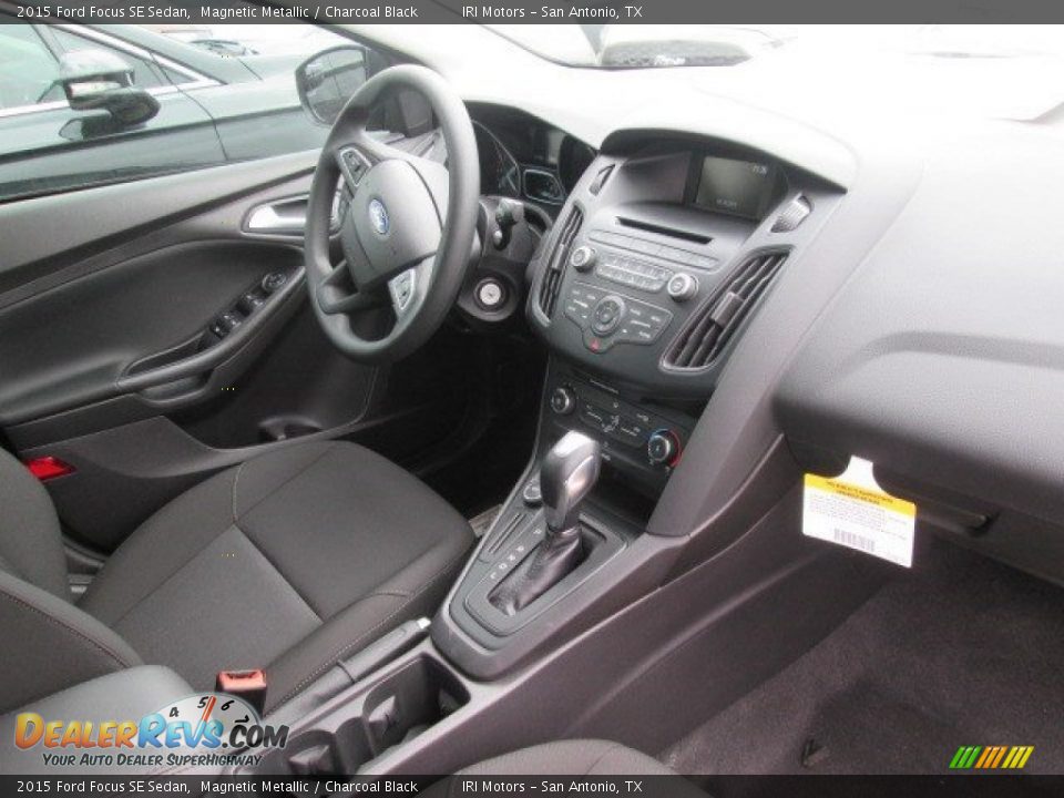 2015 Ford Focus SE Sedan Magnetic Metallic / Charcoal Black Photo #12