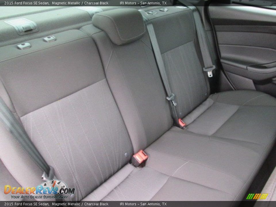 2015 Ford Focus SE Sedan Magnetic Metallic / Charcoal Black Photo #13