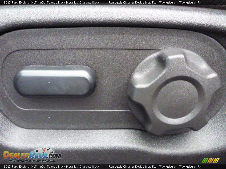 2013 Ford Explorer XLT 4WD Tuxedo Black Metallic / Charcoal Black Photo #17