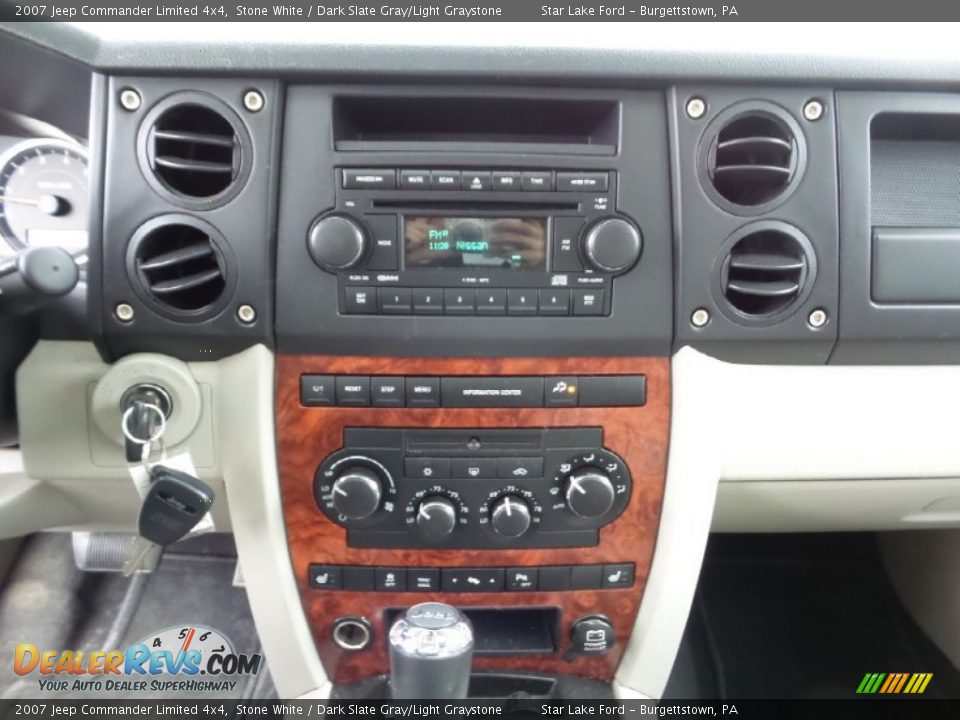 2007 Jeep Commander Limited 4x4 Stone White / Dark Slate Gray/Light Graystone Photo #17