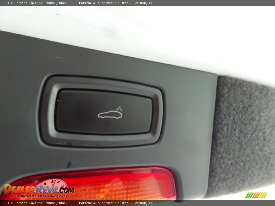 2016 Porsche Cayenne White / Black Photo #31