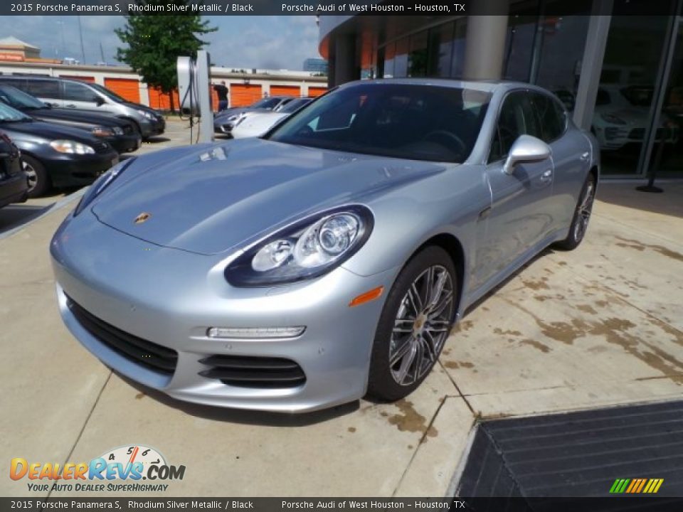 Front 3/4 View of 2015 Porsche Panamera S Photo #3