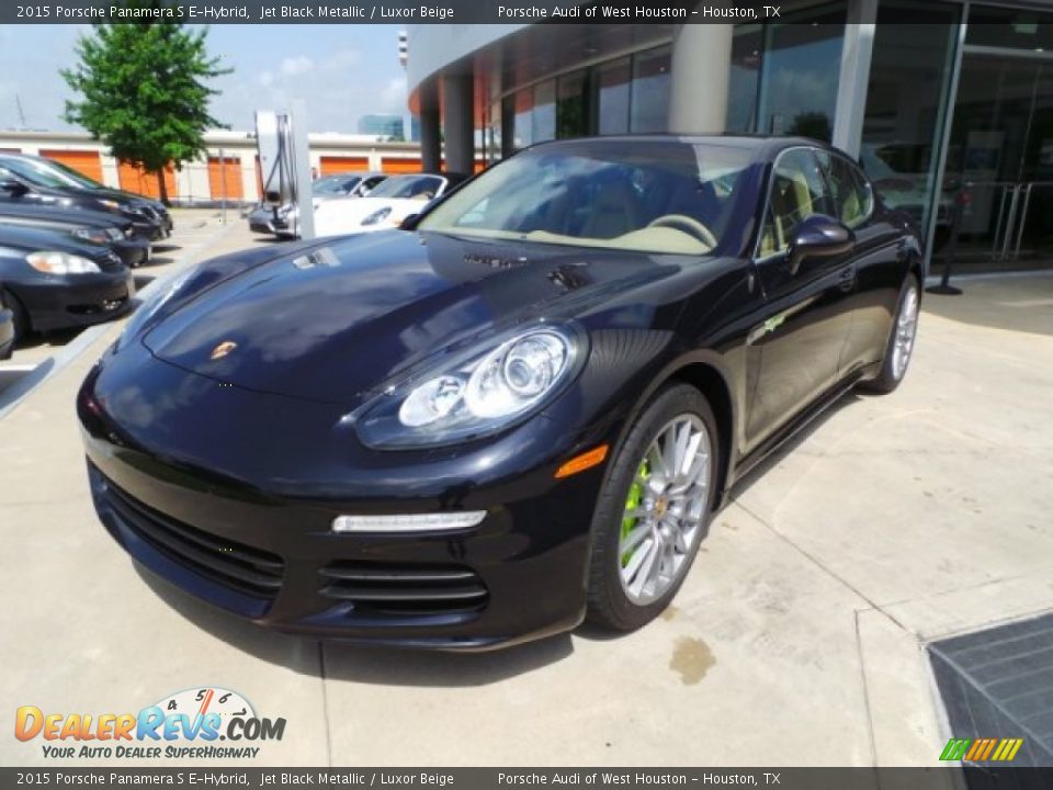 Front 3/4 View of 2015 Porsche Panamera S E-Hybrid Photo #3