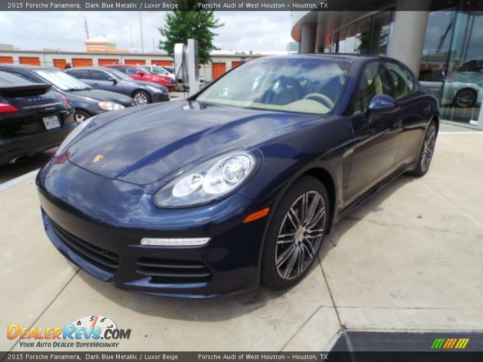 Front 3/4 View of 2015 Porsche Panamera  Photo #3
