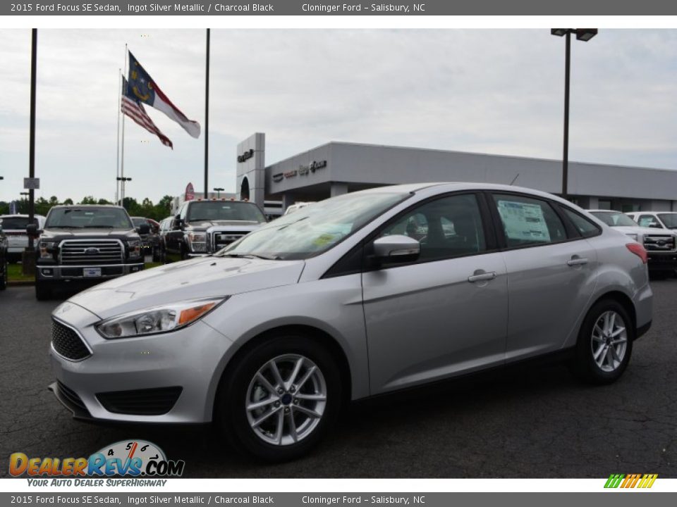 Front 3/4 View of 2015 Ford Focus SE Sedan Photo #3