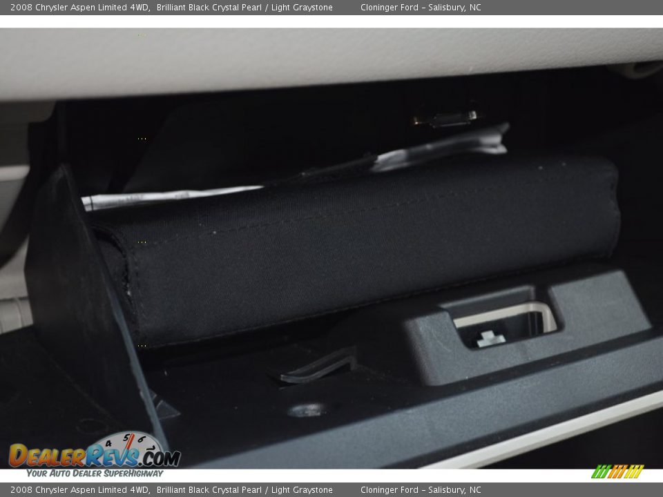 2008 Chrysler Aspen Limited 4WD Brilliant Black Crystal Pearl / Light Graystone Photo #33