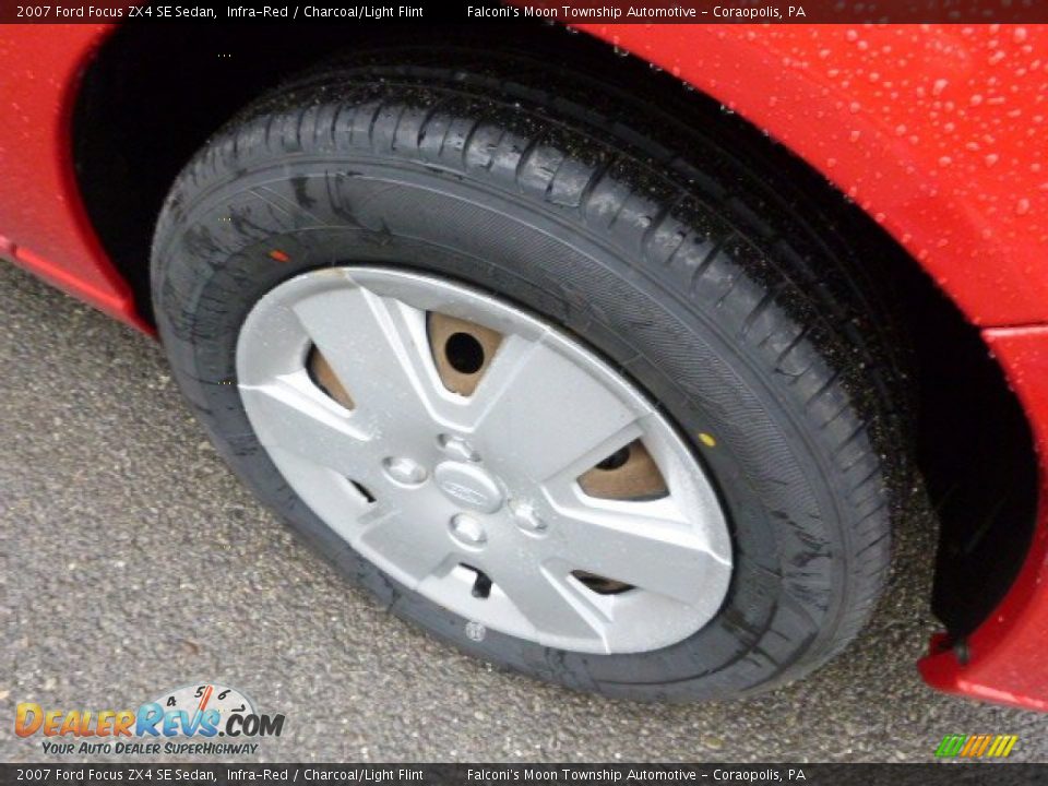 2007 Ford Focus ZX4 SE Sedan Infra-Red / Charcoal/Light Flint Photo #4