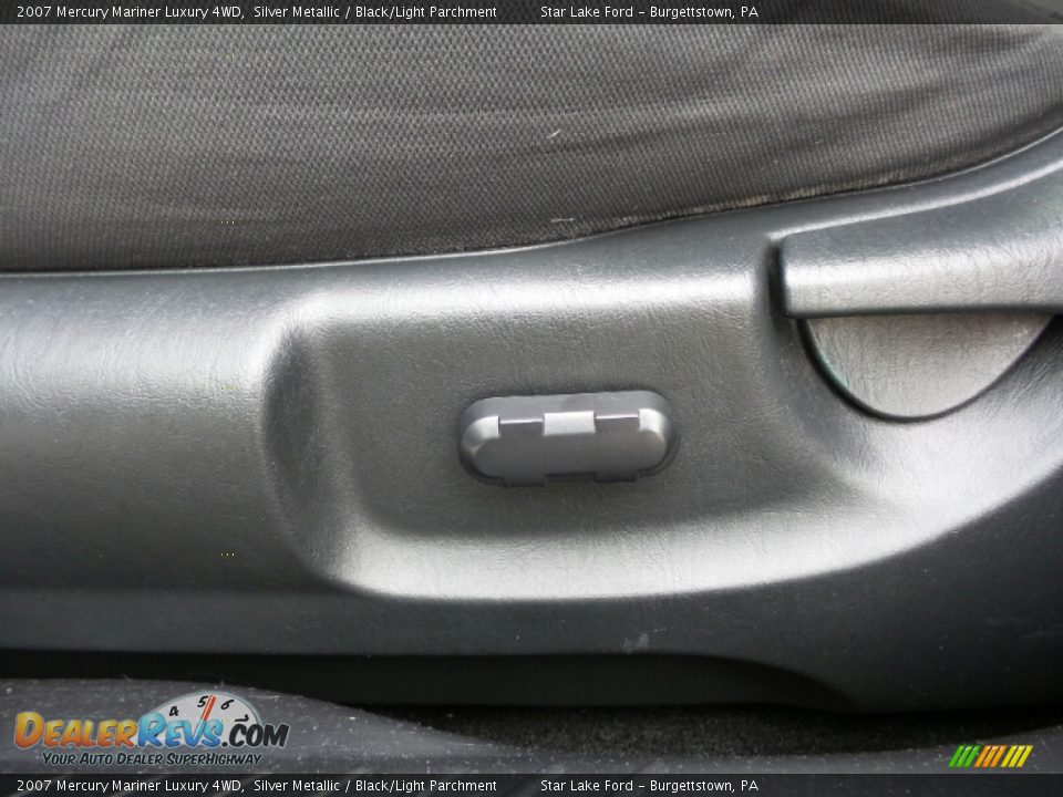 2007 Mercury Mariner Luxury 4WD Silver Metallic / Black/Light Parchment Photo #10