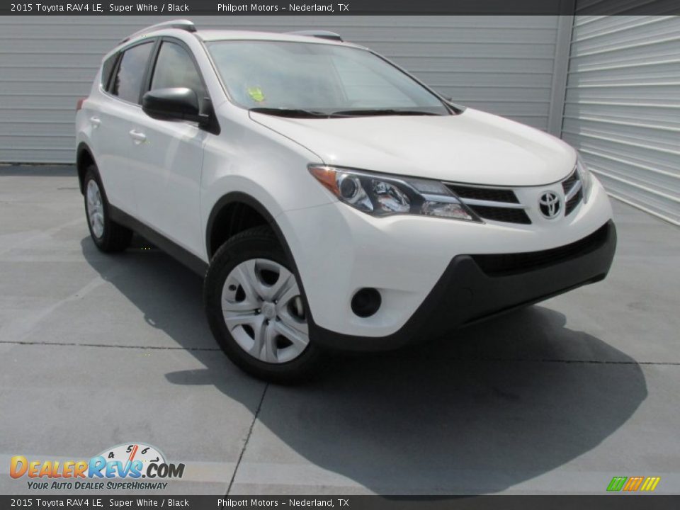 Front 3/4 View of 2015 Toyota RAV4 LE Photo #1