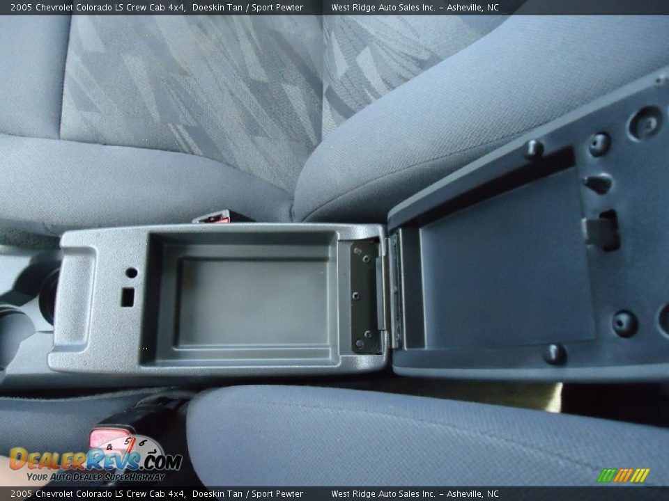2005 Chevrolet Colorado LS Crew Cab 4x4 Doeskin Tan / Sport Pewter Photo #32