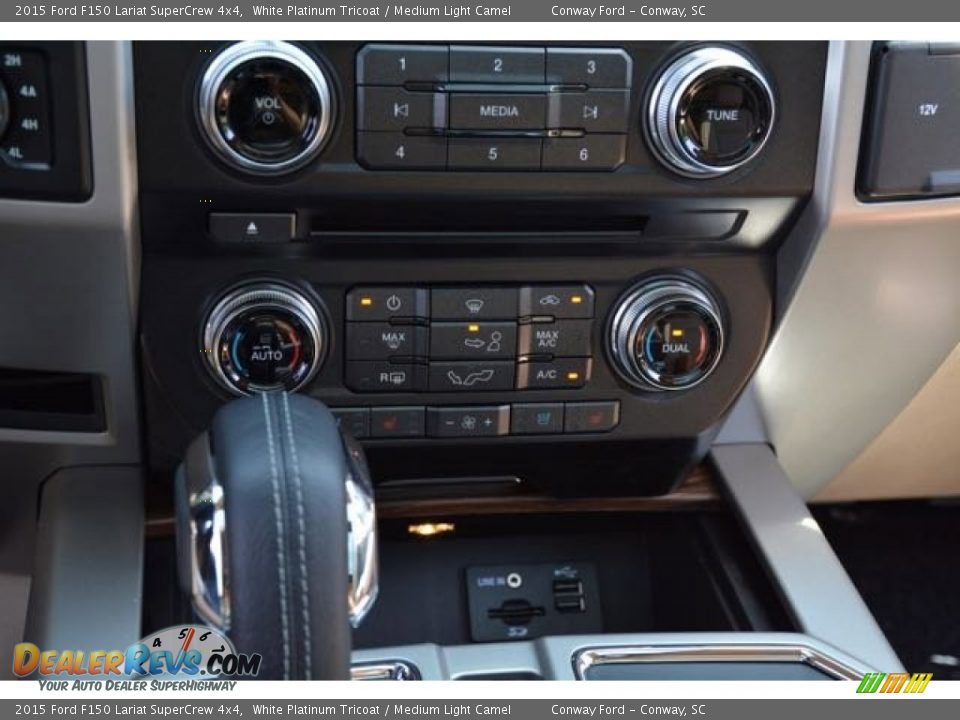 2015 Ford F150 Lariat SuperCrew 4x4 White Platinum Tricoat / Medium Light Camel Photo #28