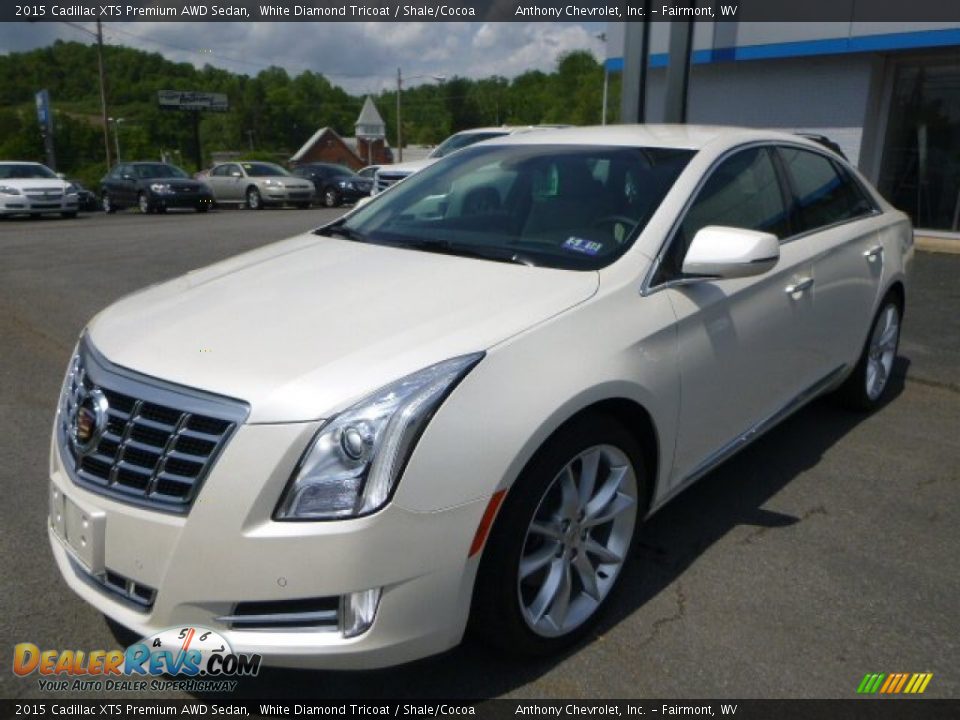 Front 3/4 View of 2015 Cadillac XTS Premium AWD Sedan Photo #8