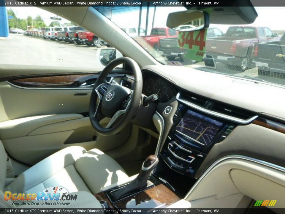 2015 Cadillac XTS Premium AWD Sedan White Diamond Tricoat / Shale/Cocoa Photo #11