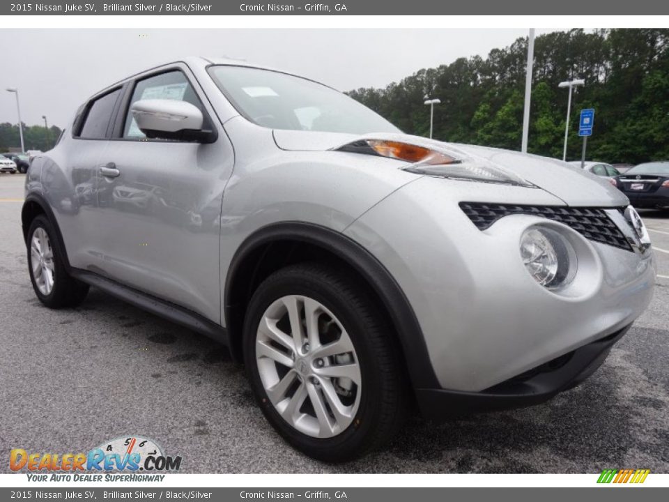 Front 3/4 View of 2015 Nissan Juke SV Photo #7
