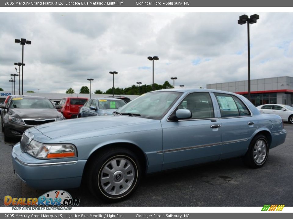 Front 3/4 View of 2005 Mercury Grand Marquis LS Photo #7
