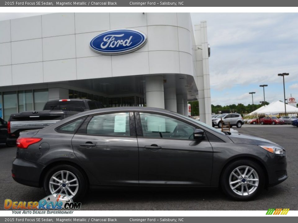 2015 Ford Focus SE Sedan Magnetic Metallic / Charcoal Black Photo #2