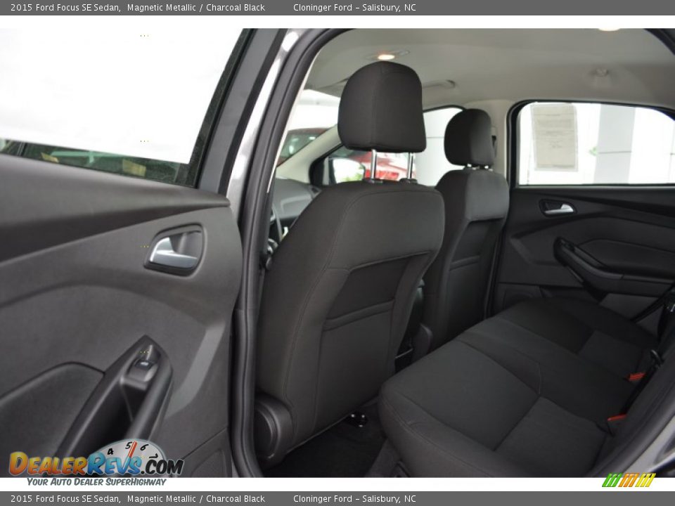 2015 Ford Focus SE Sedan Magnetic Metallic / Charcoal Black Photo #10