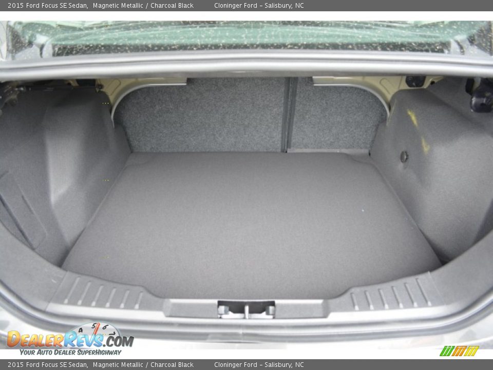 2015 Ford Focus SE Sedan Magnetic Metallic / Charcoal Black Photo #11