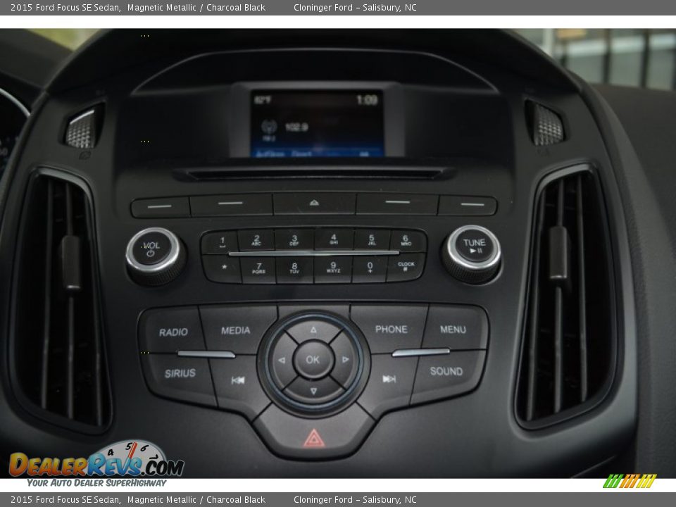 2015 Ford Focus SE Sedan Magnetic Metallic / Charcoal Black Photo #12