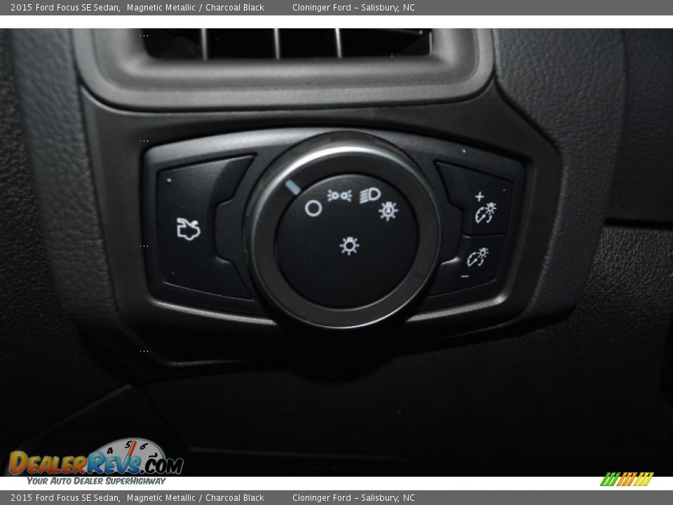 2015 Ford Focus SE Sedan Magnetic Metallic / Charcoal Black Photo #17