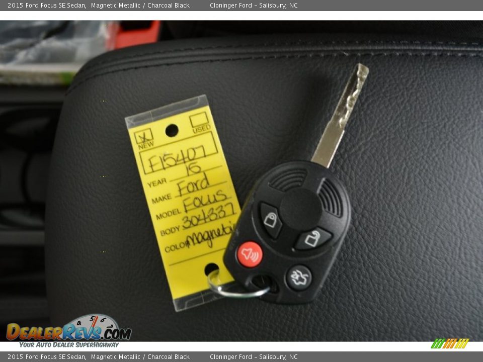 2015 Ford Focus SE Sedan Magnetic Metallic / Charcoal Black Photo #18