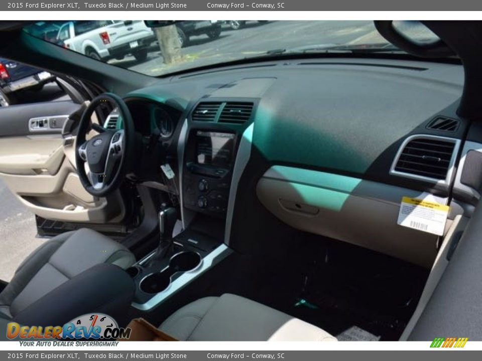2015 Ford Explorer XLT Tuxedo Black / Medium Light Stone Photo #18