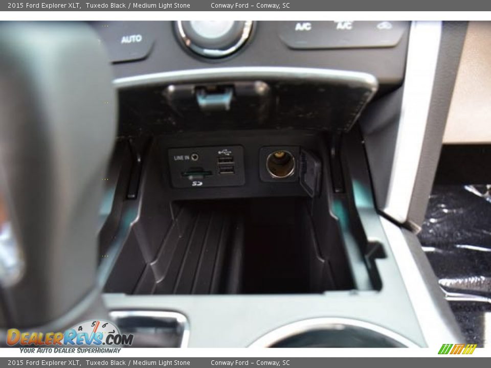 2015 Ford Explorer XLT Tuxedo Black / Medium Light Stone Photo #30