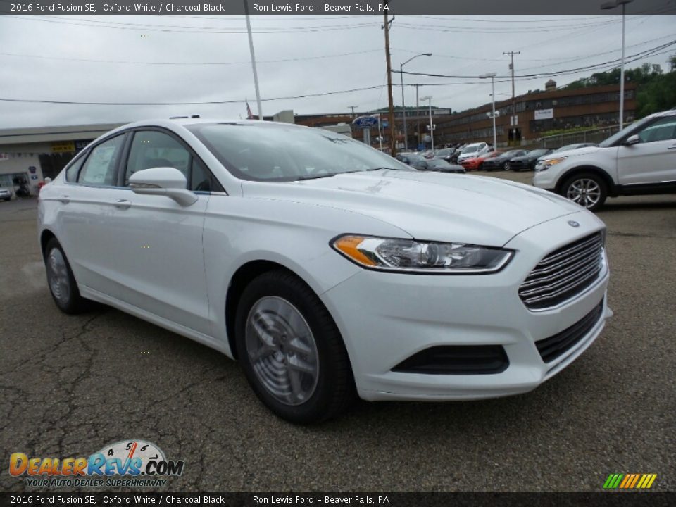 Front 3/4 View of 2016 Ford Fusion SE Photo #7