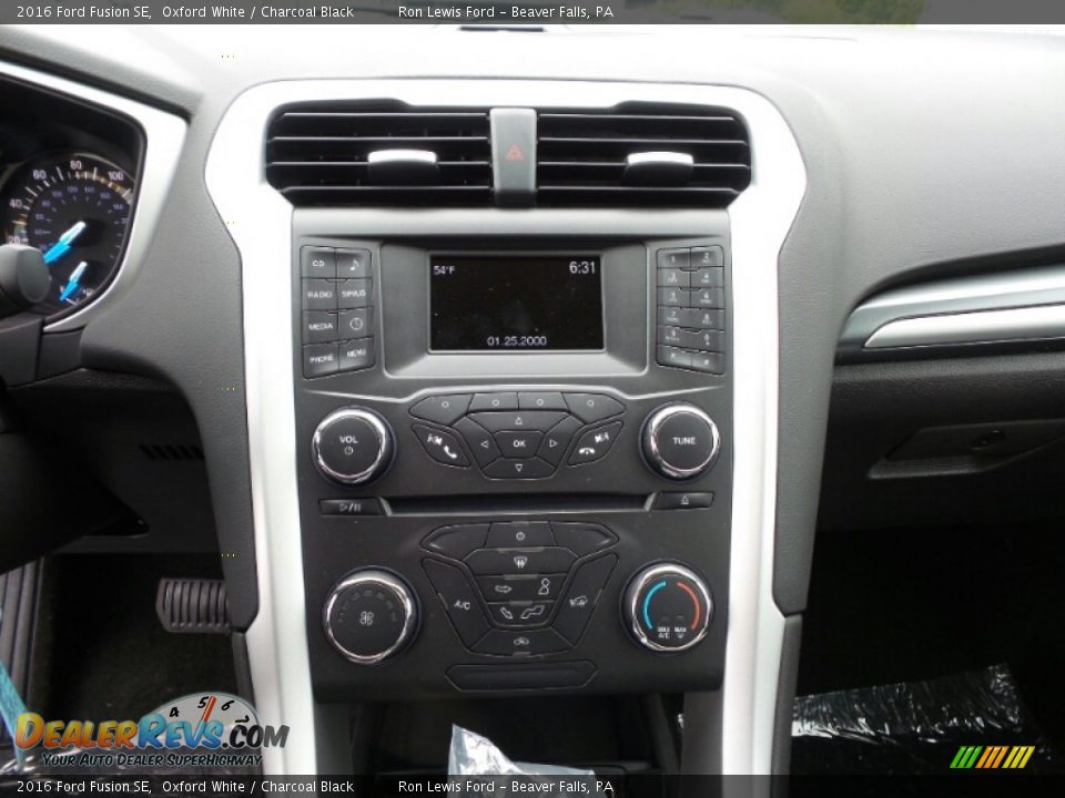 2016 Ford Fusion SE Oxford White / Charcoal Black Photo #17