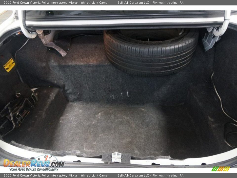 2010 Ford Crown Victoria Police Interceptor Vibrant White / Light Camel Photo #18