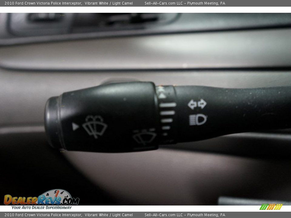 2010 Ford Crown Victoria Police Interceptor Vibrant White / Light Camel Photo #23