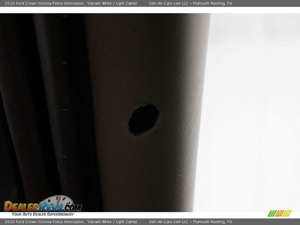 2010 Ford Crown Victoria Police Interceptor Vibrant White / Light Camel Photo #31