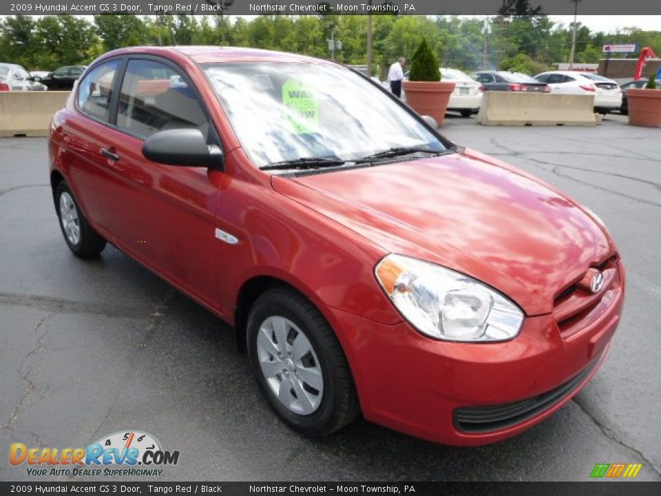 Front 3/4 View of 2009 Hyundai Accent GS 3 Door Photo #7
