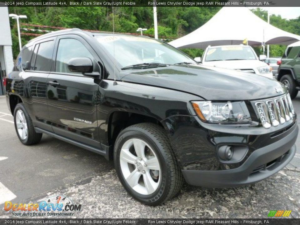 Front 3/4 View of 2014 Jeep Compass Latitude 4x4 Photo #7