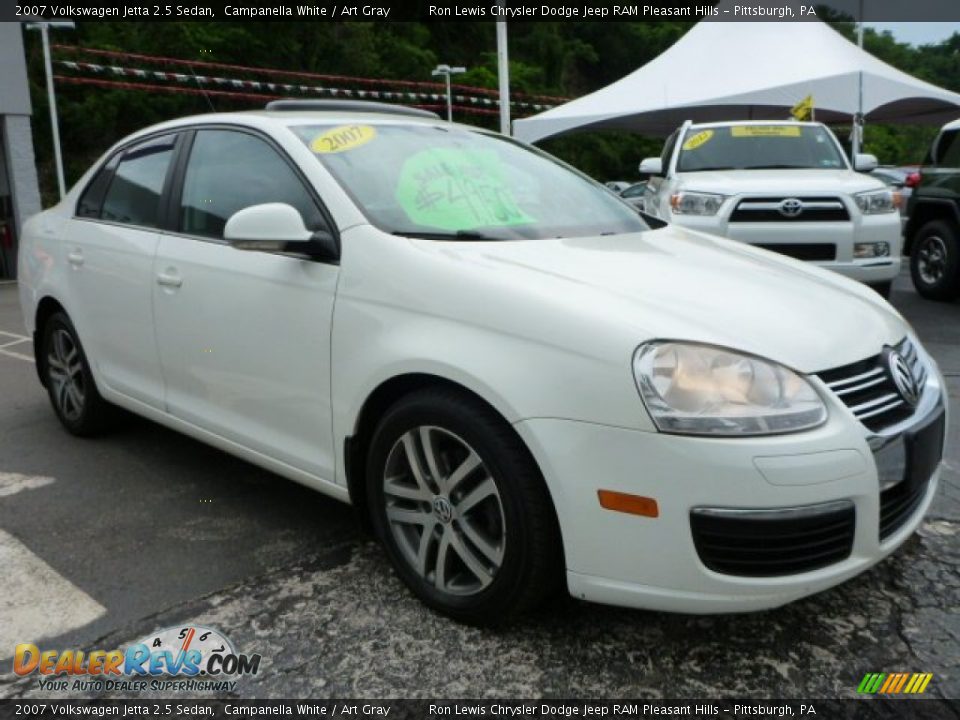 Front 3/4 View of 2007 Volkswagen Jetta 2.5 Sedan Photo #6