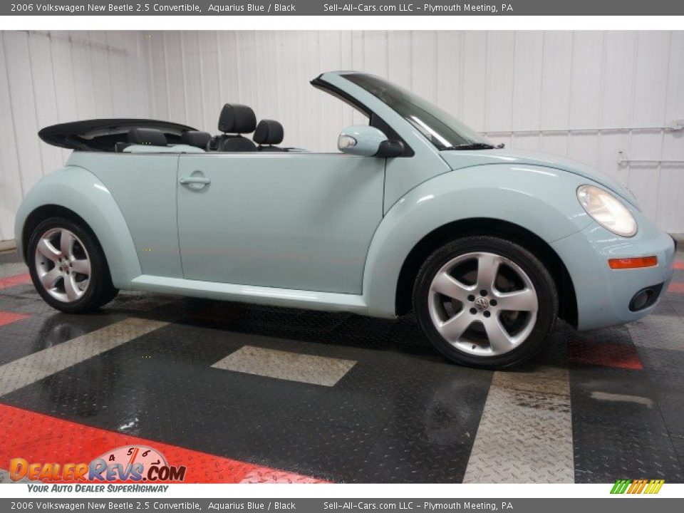Front 3/4 View of 2006 Volkswagen New Beetle 2.5 Convertible Photo #6