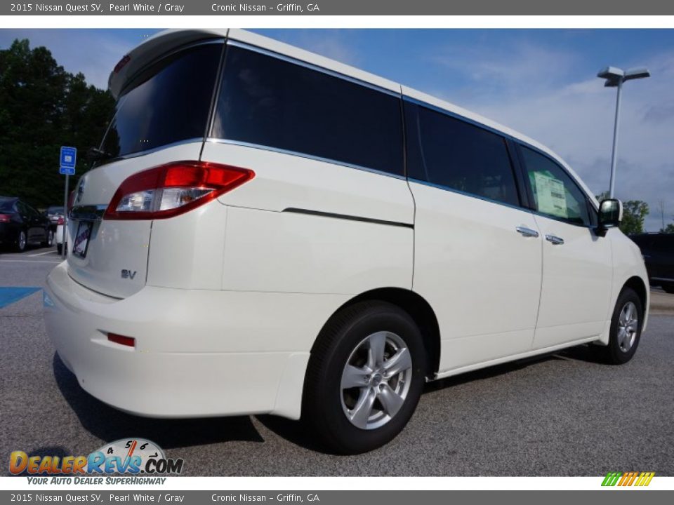 2015 Nissan Quest SV Pearl White / Gray Photo #5